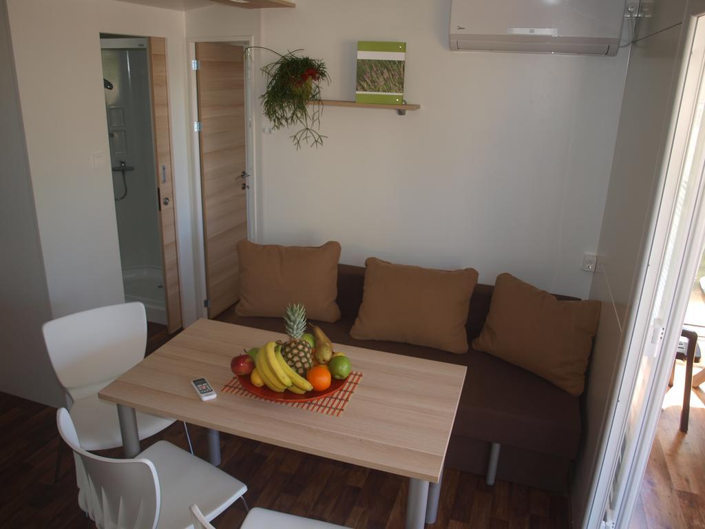 Camping Adria Mobile Home Park Умаг Номер фото