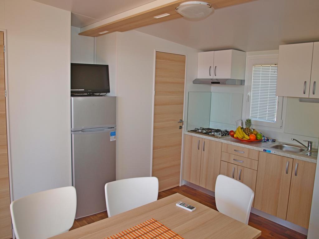 Camping Adria Mobile Home Park Умаг Номер фото