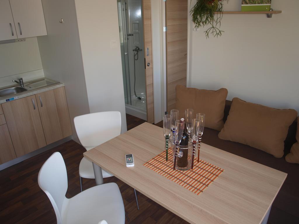 Camping Adria Mobile Home Park Умаг Номер фото