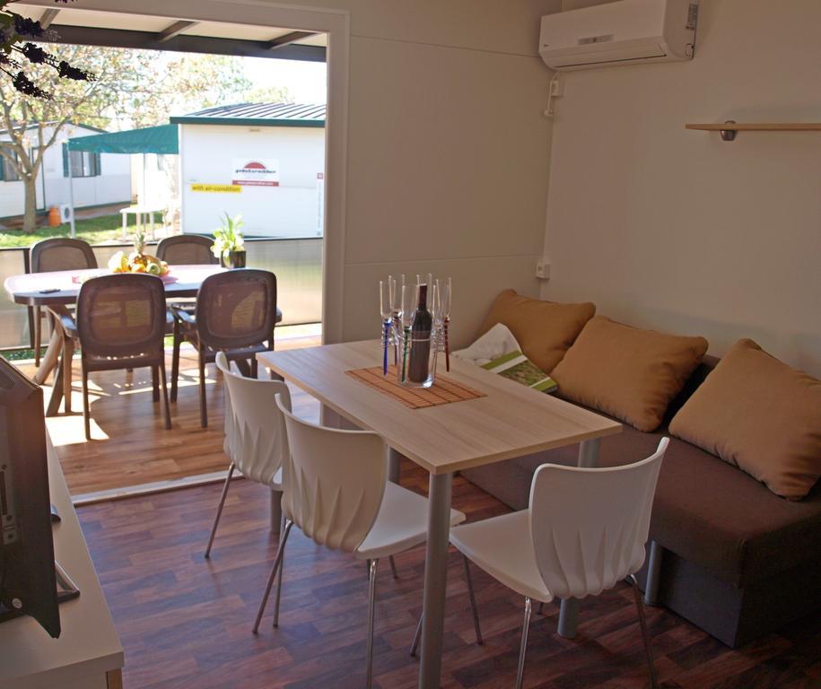 Camping Adria Mobile Home Park Умаг Номер фото