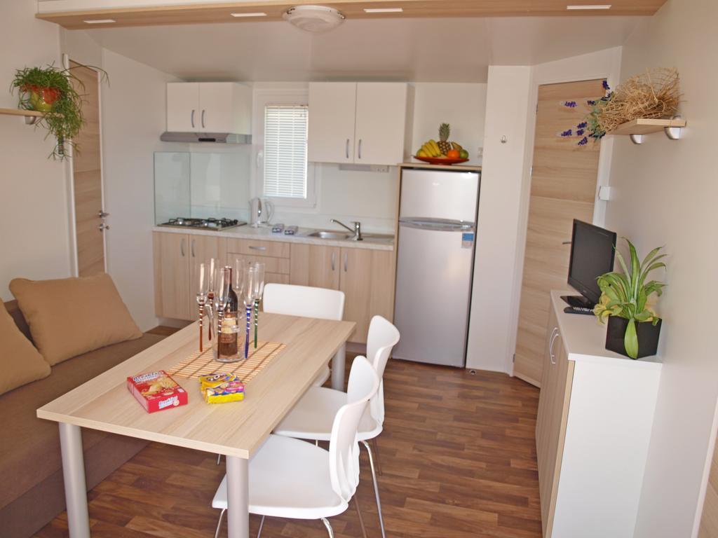 Camping Adria Mobile Home Park Умаг Номер фото